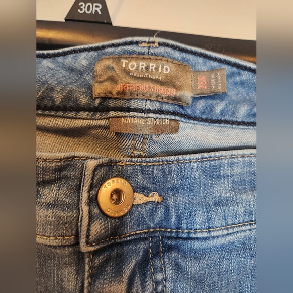 Torrid Boyfriend Straight Light Wash Distressed Zip Fly Jeans Size 28 Regular - Picture 4 of 5